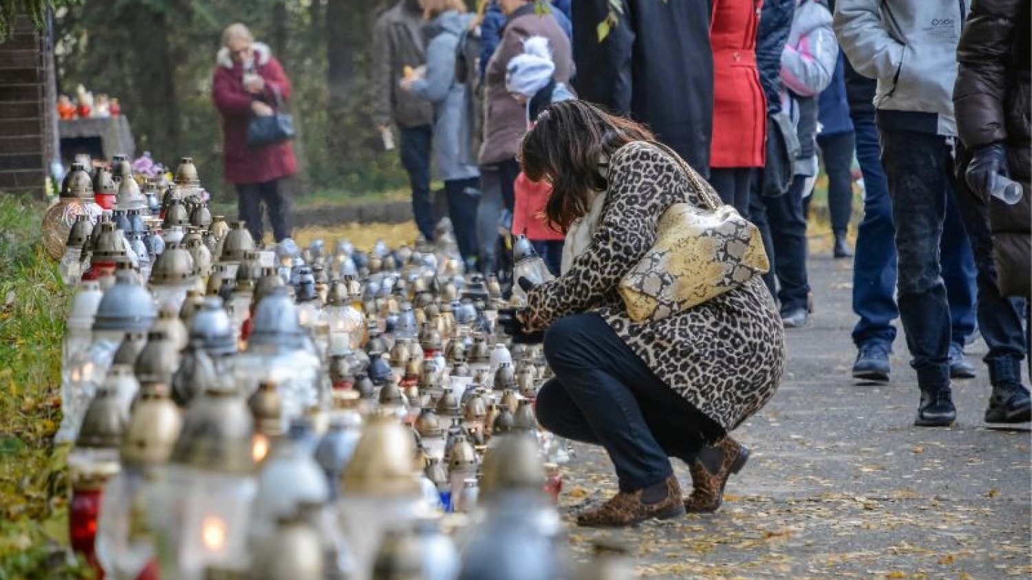 Tłumy na Wszystkich Świętych to niemal polska tradycja.