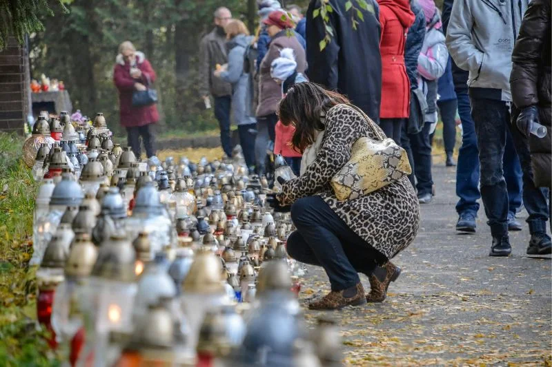 Tłumy na Wszystkich Świętych to niemal polska tradycja.