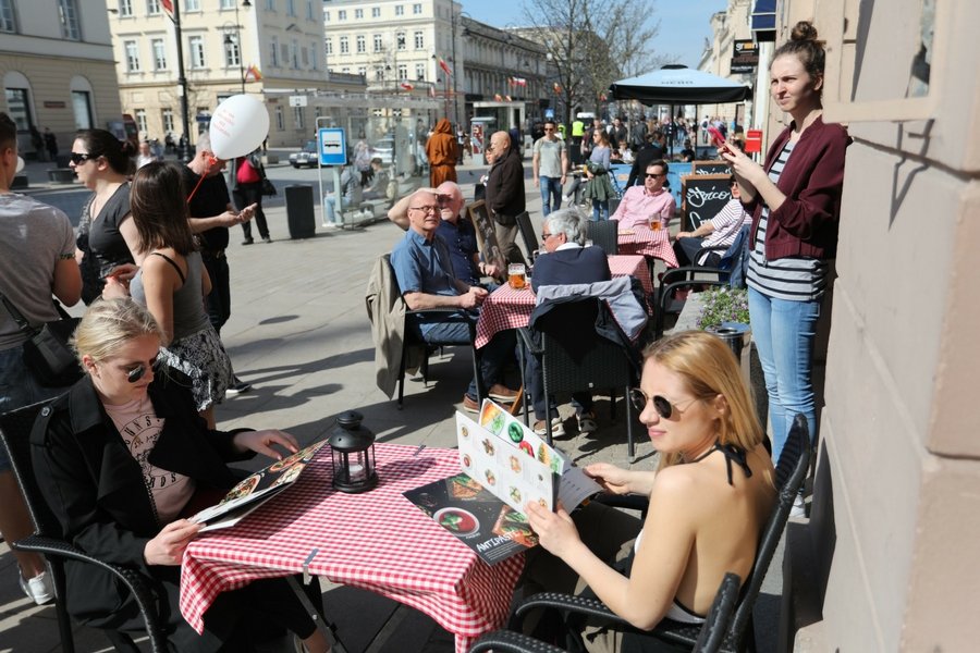 To pierwszy taki dzień w tym roku: warszawiacy tłumnie ruszyli na słońce.