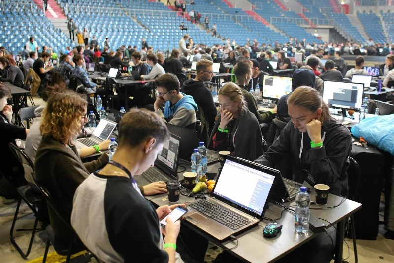 Resort obrony próbuje znaleźć rekrutów wśród uczestników hackatonów takich jak Hack Yeah.