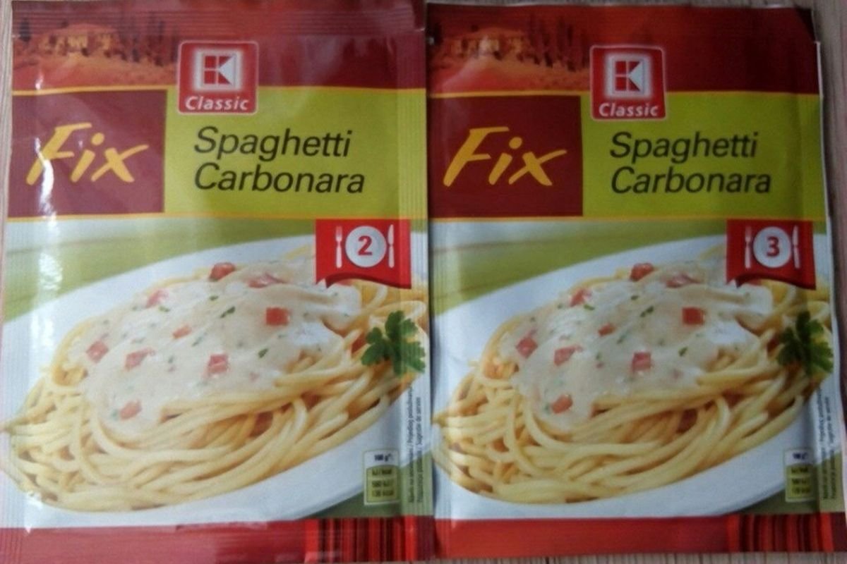 Fix Spaghetti Carbonara. Skład i waga bez zmian, te opakowania różnią się jedynie datą produkcji. A jednak jedno z nich jest przeznaczone dla dwóch osób, a drugie - dla trzech.