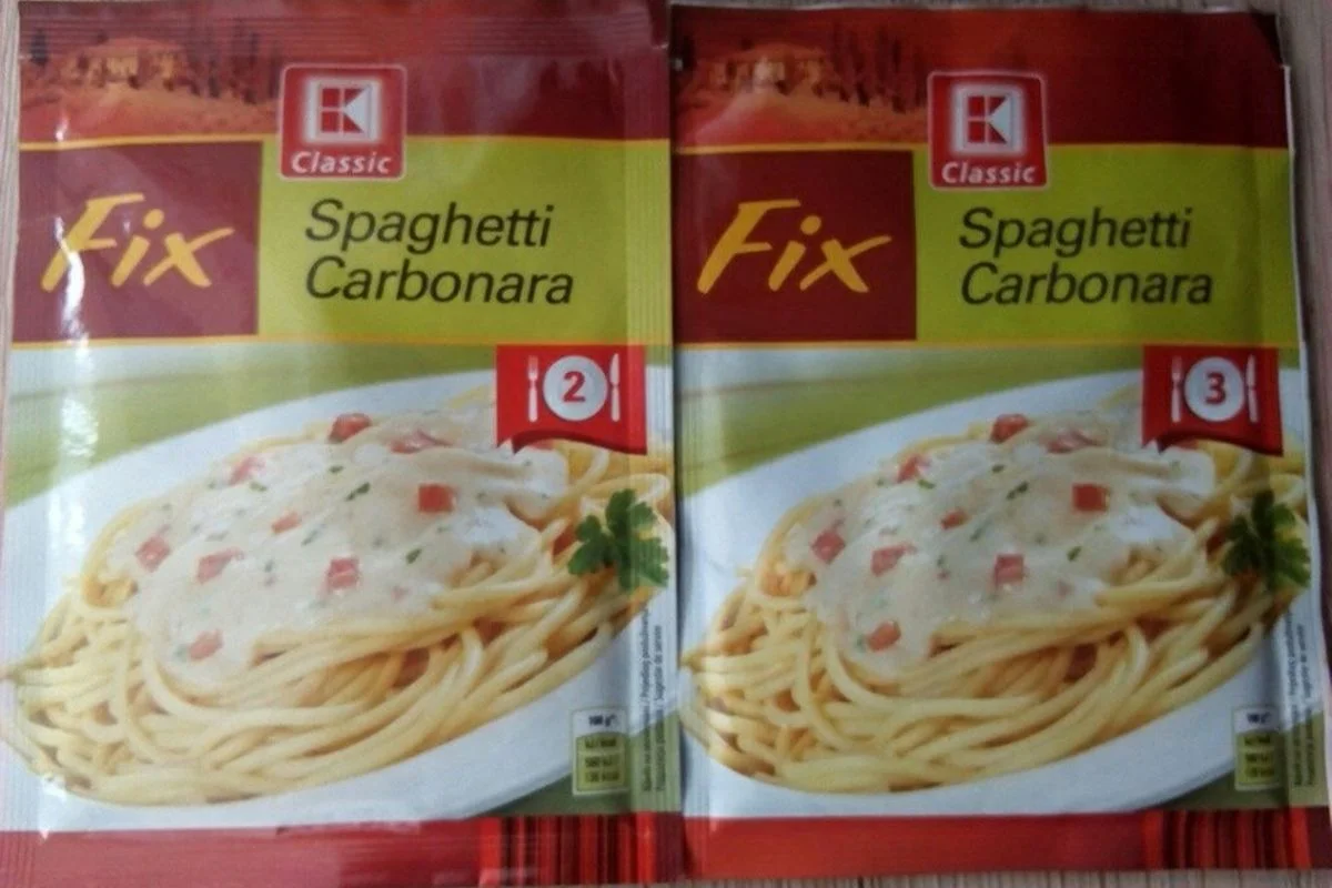 Fix Spaghetti Carbonara. Skład i waga bez zmian, te opakowania różnią się jedynie datą produkcji. A jednak jedno z nich jest przeznaczone dla dwóch osób, a drugie - dla trzech.