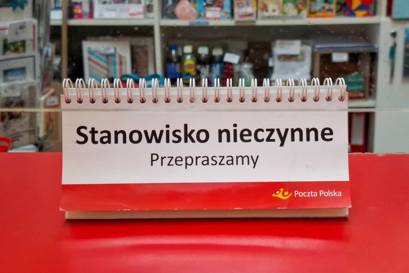 Pozornie niezwiązana z przesyłkami nowelizacja ustawy, odbiera Poczcie Polskiej monopol na przekazywanie pism urzędowych. Będziemy mogli je nadać u dowolnego operatora pocztowego.