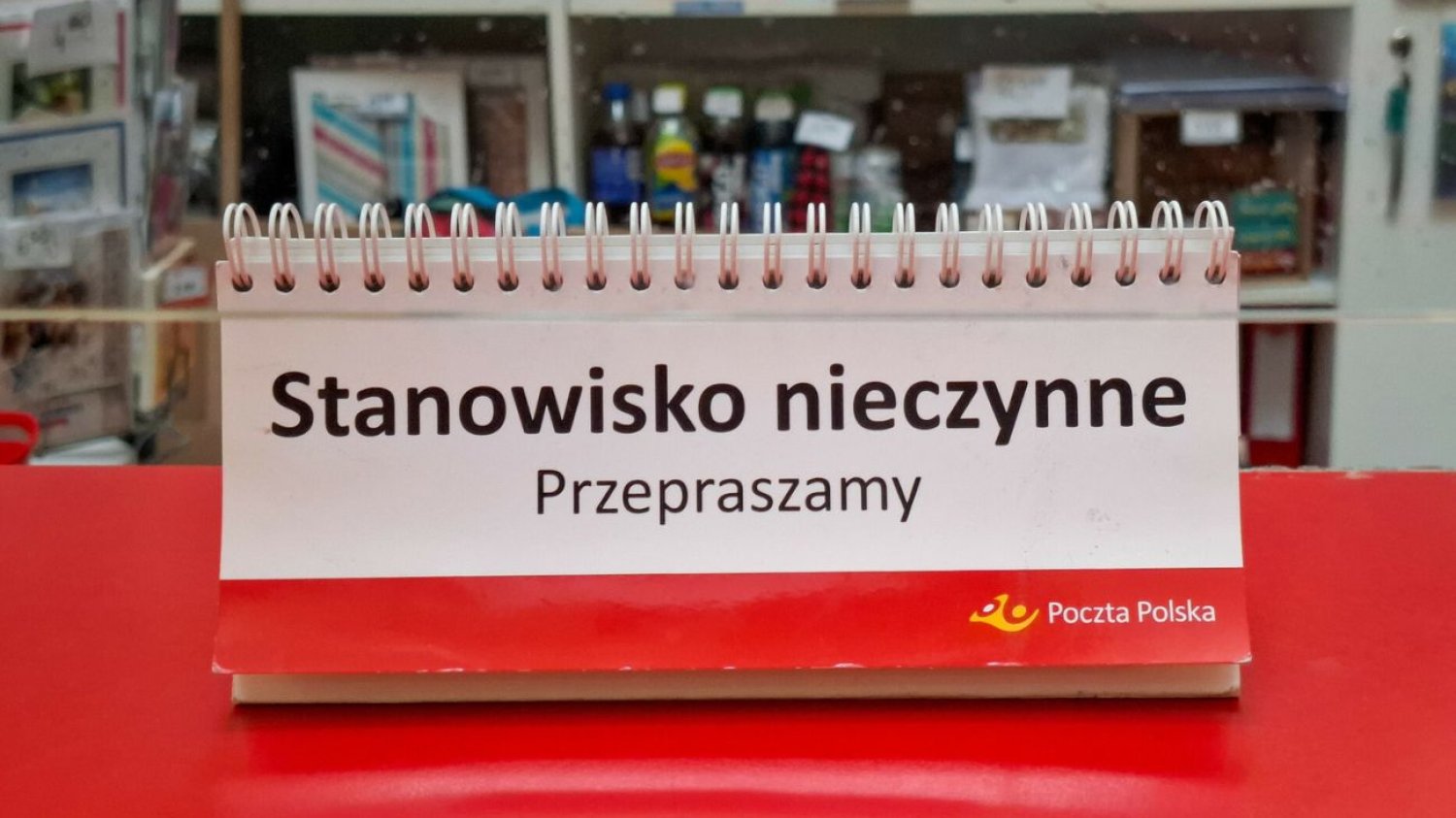 Pozornie niezwiązana z przesyłkami nowelizacja ustawy, odbiera Poczcie Polskiej monopol na przekazywanie pism urzędowych. Będziemy mogli je nadać u dowolnego operatora pocztowego.