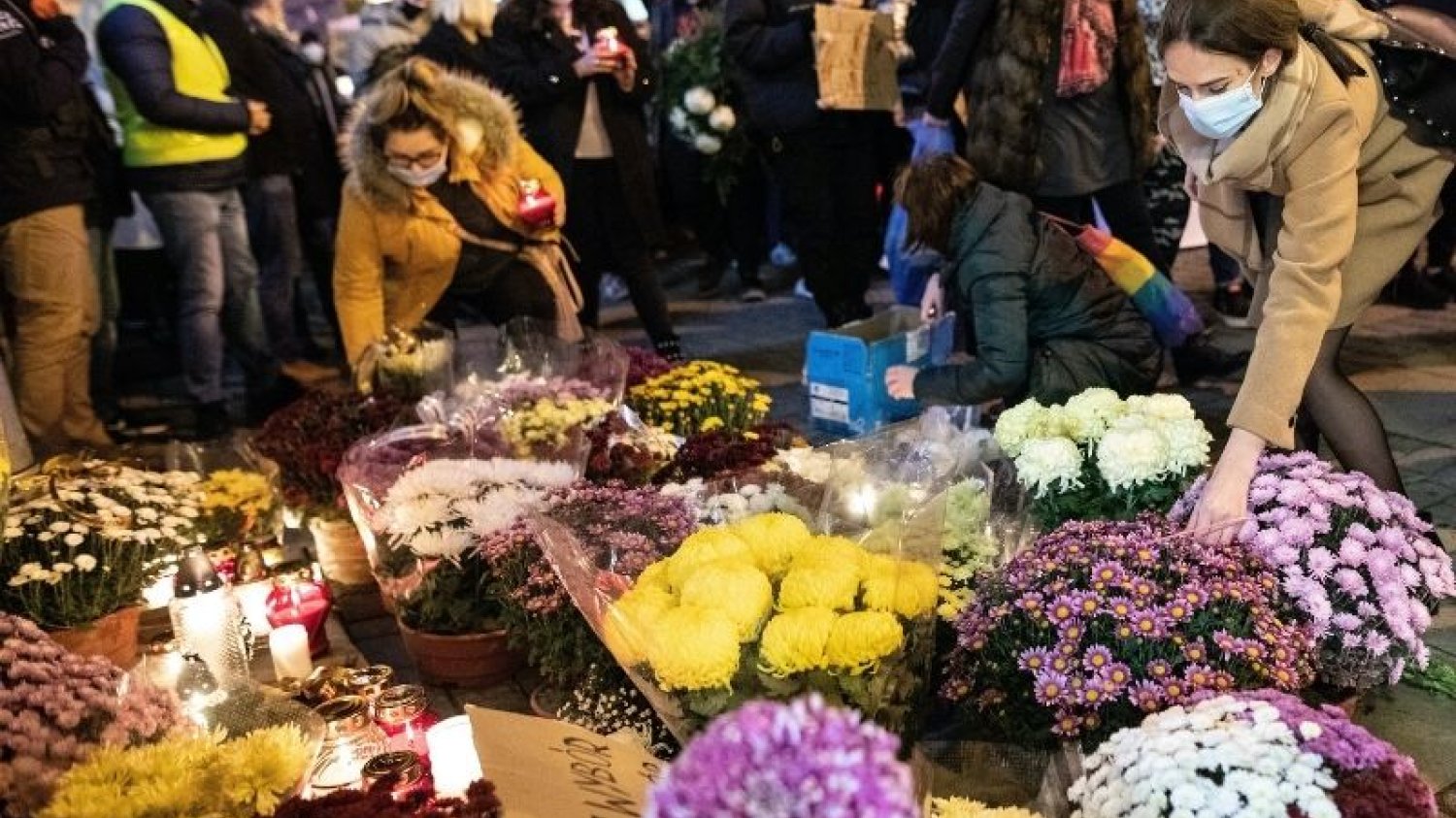 Rząd zadeklarował, że będzie skupować chryzantemy od sprzedawców poszkodowanych zamknięciem cmentarzy przed 1 listopada.