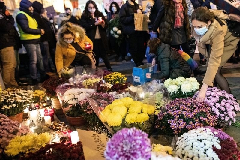 Rząd zadeklarował, że będzie skupować chryzantemy od sprzedawców poszkodowanych zamknięciem cmentarzy przed 1 listopada.