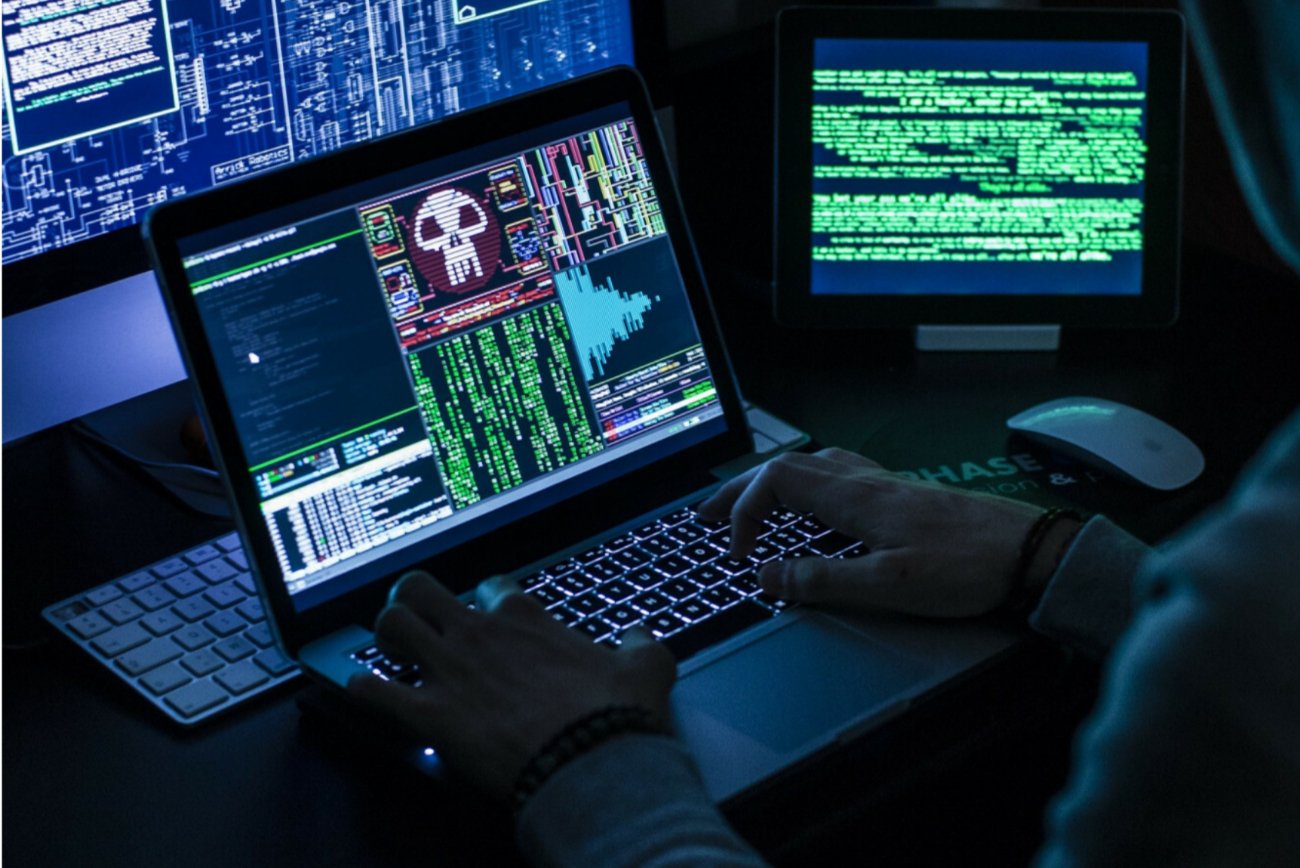 Haker przy komputerze