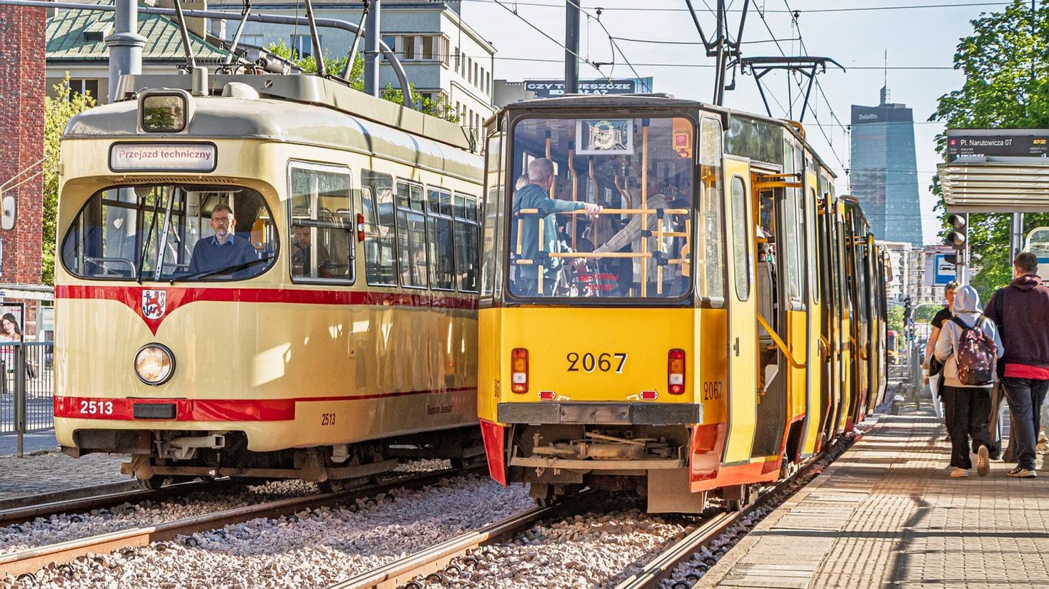 Niemiecki "Helmut" pierwszy raz na warszawskich torach. Motorniczy musieli iść na kurs tramwaj Helmut na warszawskich torach