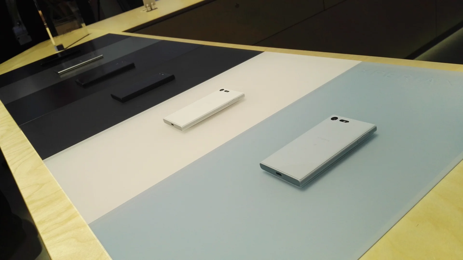 Xperia XZ będzie dostępna w sprzedaży od października, a Xperia X Compact od września bieżącego roku.