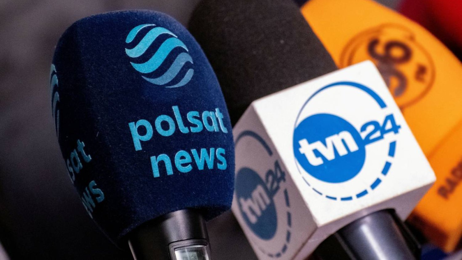 Mikrofony Polsat i TVN.