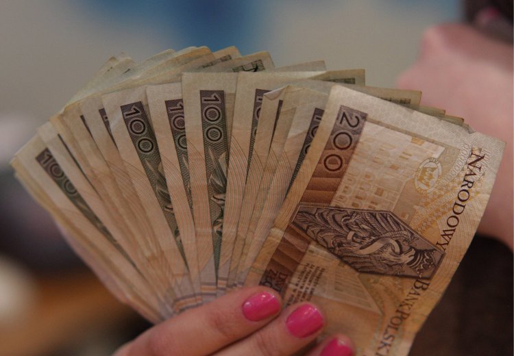 1200 zł dla każdego i 600 zł dla dziecko, czyli bezwarunkowy dochód podstawowy