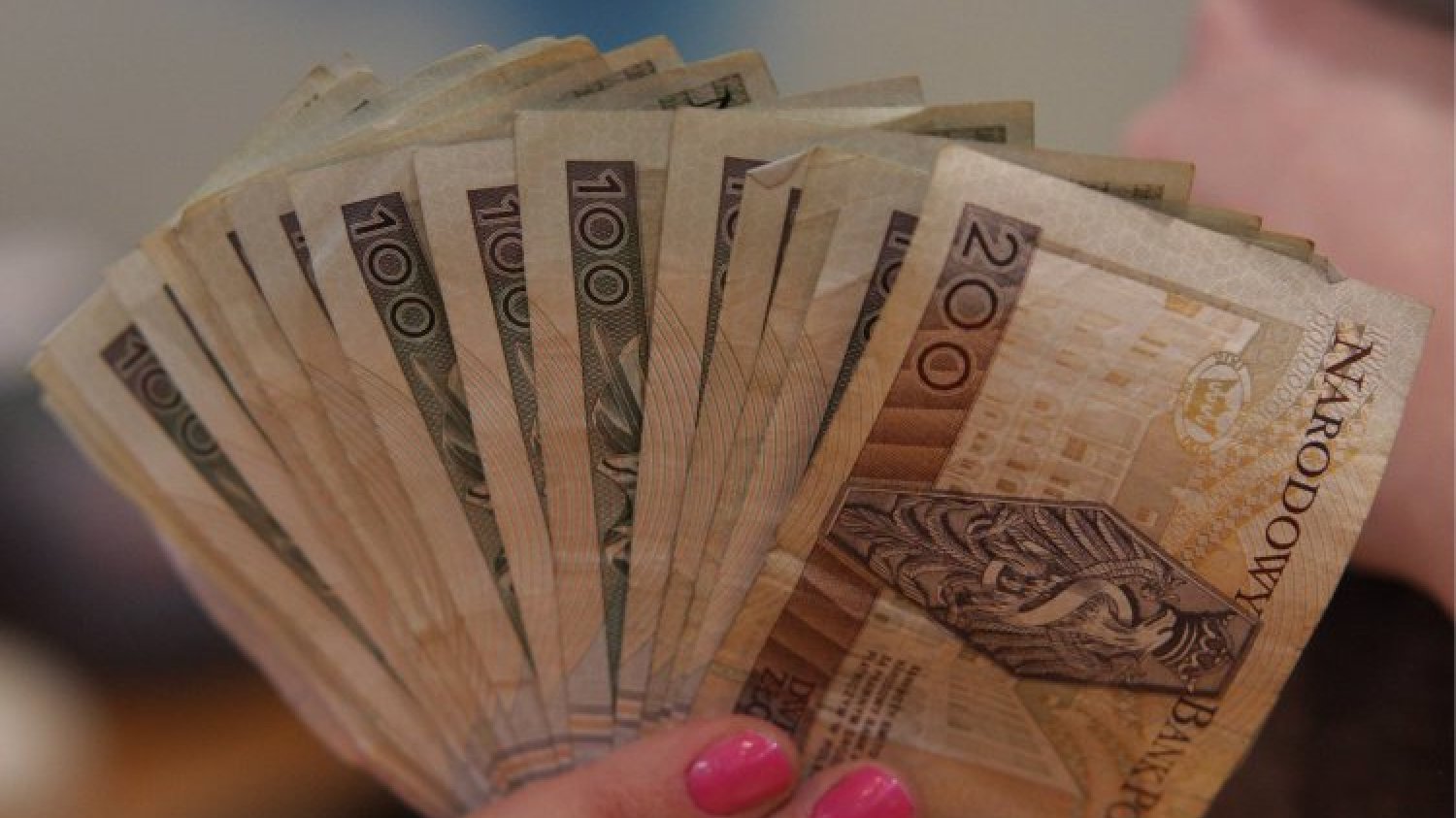1200 zł dla każdego i 600 zł dla dziecko, czyli bezwarunkowy dochód podstawowy