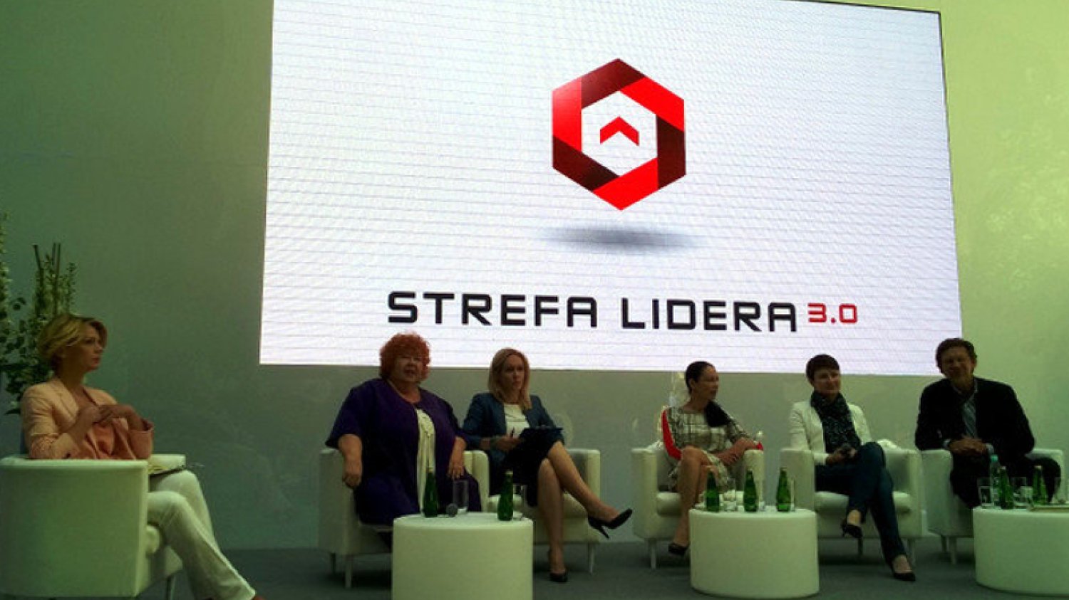 Paneliści spotkania o liderkach w siedzibie PKN ORLEN. (Od lewej) Prowadząca Magdalena Mołek, psycholożki: Katarzyna Miller, Małgorzata Ohme i Maria Rotkiel oraz dr Sylwia Bedyńska i Jacek Santorski.