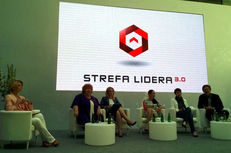 Paneliści spotkania o liderkach w siedzibie PKN ORLEN. (Od lewej) Prowadząca Magdalena Mołek, psycholożki: Katarzyna Miller, Małgorzata Ohme i Maria Rotkiel oraz dr Sylwia Bedyńska i Jacek Santorski.