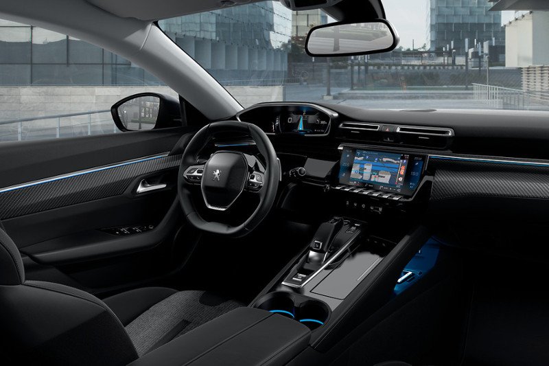 Obecnie oferowane auta segmentu D dysponują technologiami, które gwarantują bezpieczeństwo i wysoki komfort podczas najdłuższych podróży. Do tej grupy należy Peugeot 508 wprowadzony do oferty w 2019 roku