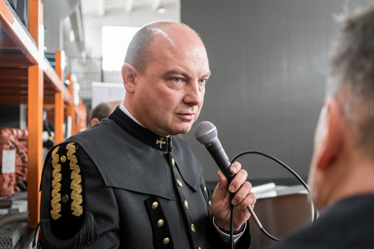 Odwołany prezes JSW, Daniel Ozon to ciekawy przypadek: uwielbiają go zarówno pracownicy, jak i właściciele akcji firmy. Nowy zarząd próbuje premiami ugłaskać górników, którzy oprotestowują zwolnienie Ozona.