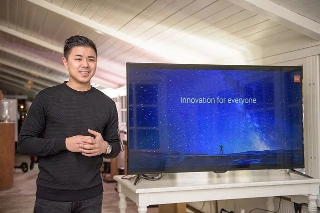 Donovan Sung, dyrektor ds. produktu i marketingu Xiaomi Global podczas prezentacji nowego telefonu Mi Mix 2 w Polsce