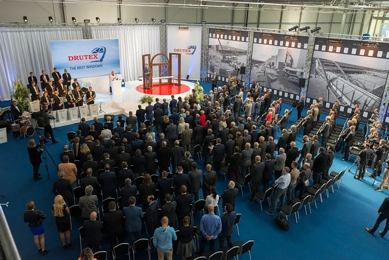 Uroczystość oficjalnego otwarcia pierwszej hali produkcyjnej w Europejskim Centrum Stolarki