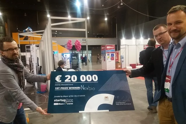 Przedstawiciele Nextbio z główną nagrodą.