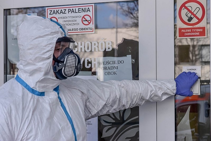 Epidemia koronawirusa postawiła nas w obliczu zupełnie nowych wyzwań.W tym wyjątkowym, niełatwym czasie, Hochland Polska podejmuje działania na wielu płaszczyznach, dzięki którym skutecznie wspomaga tych szczególnie potrzebujących pomocy