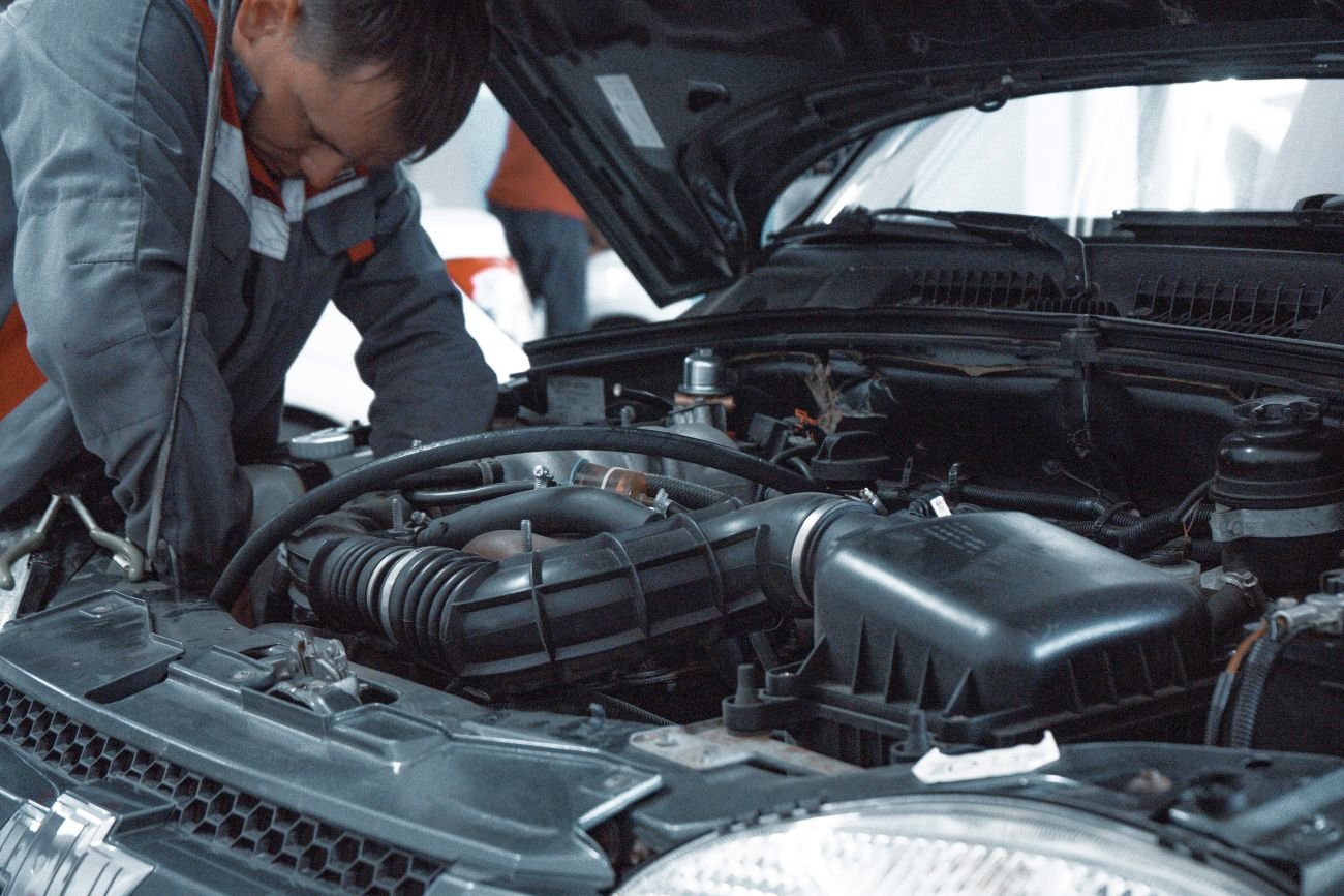 Polacy starają się obniżyć koszty serwisu swoich samochodów. Jak to zrobić?