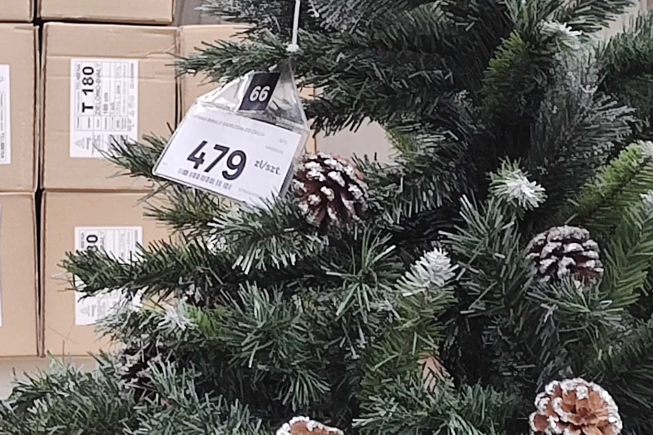 Sztuczne choinki w wersji premium mają nawet sztuczny śnieg i szyszki