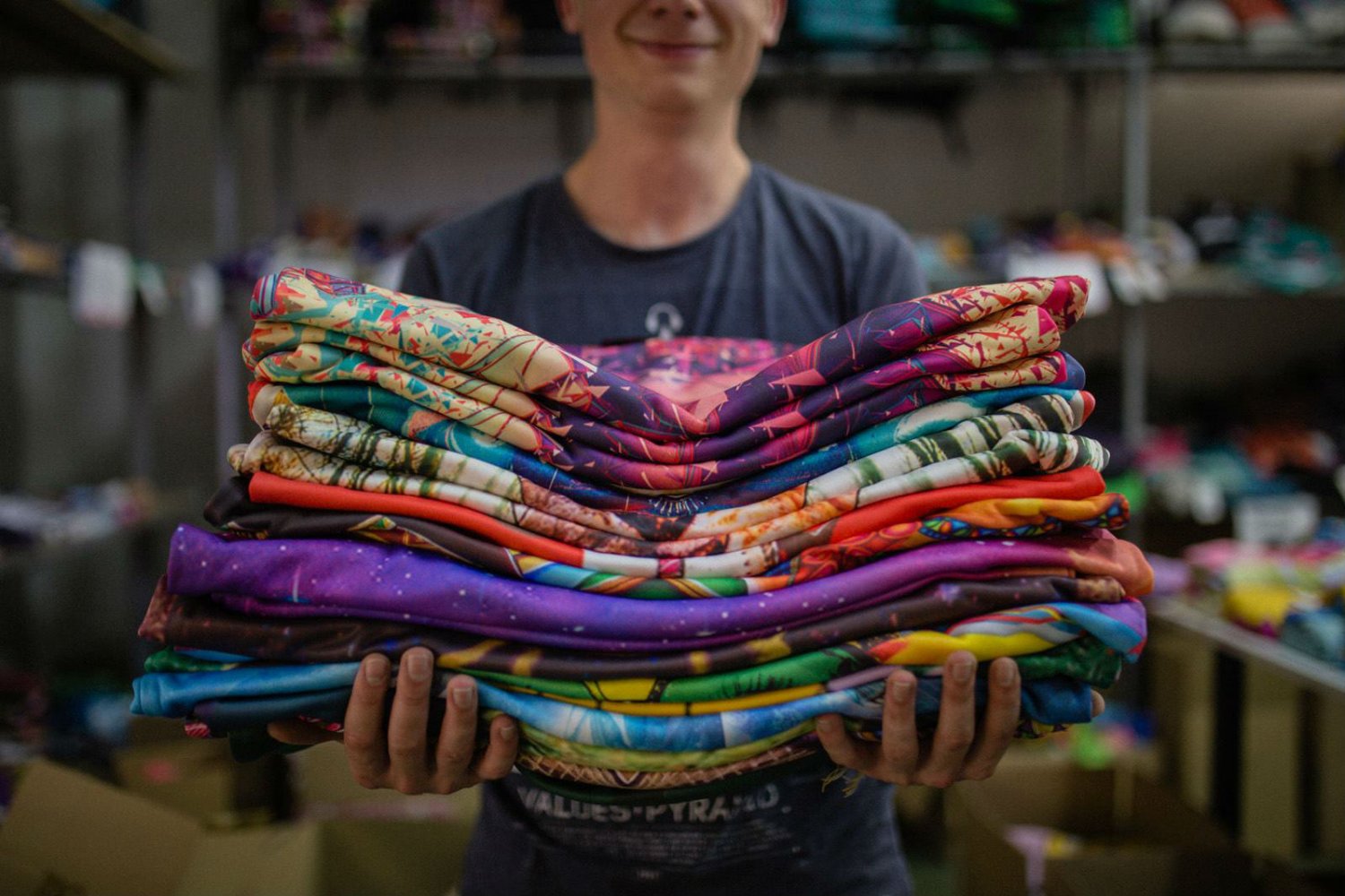 Jakub Chmielniak, postanowił wyjść na przeciw oczekiwaniom młodych ludzi, którzy chcą być indywidualni i stworzył markę modową, w której projektantem może zostać każdy z nas