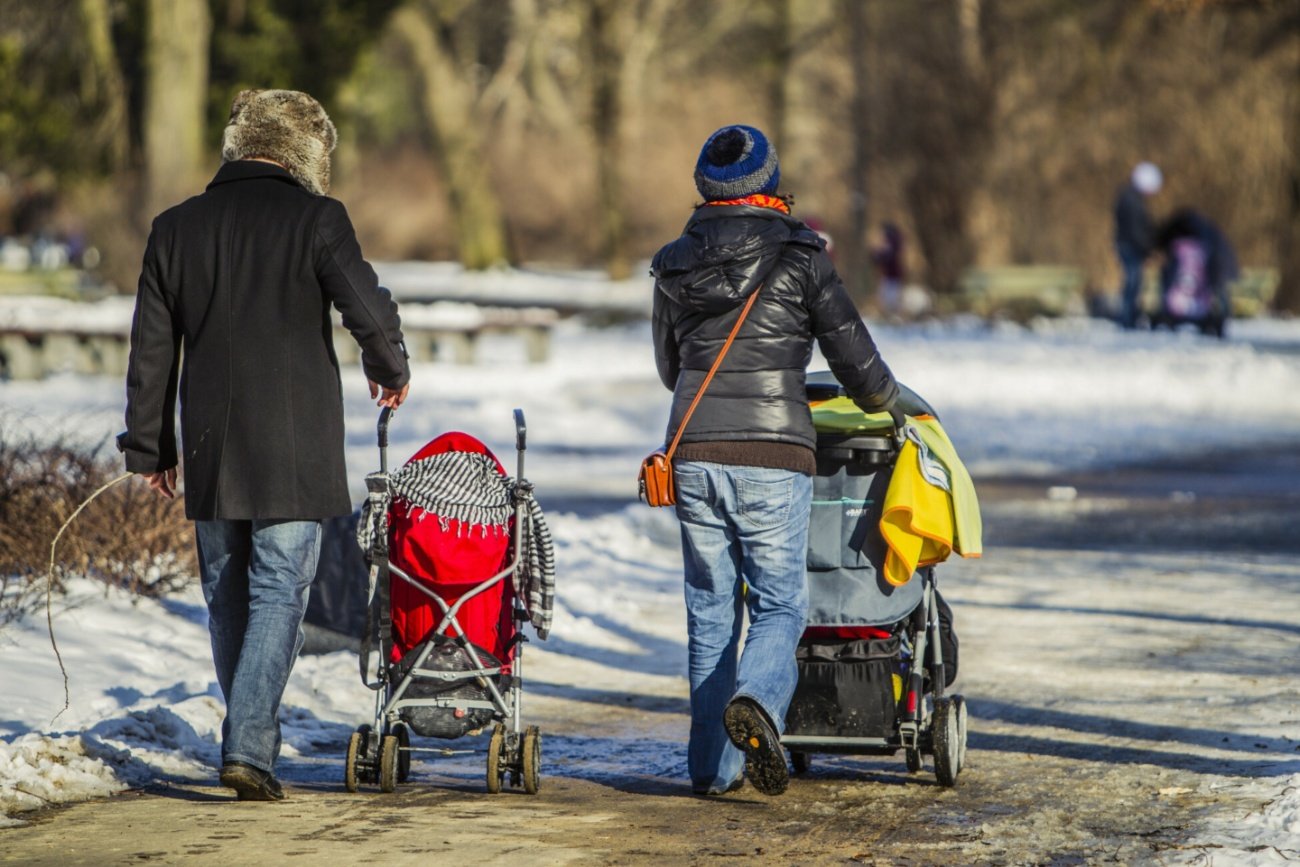 Matka, ojciec, wózki dziecięce.