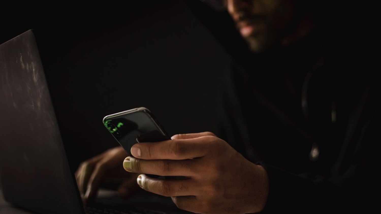 Stalkerware może ściągnąć każdy, bo oprogramowanie jest dostępne między innymi w oficjalnych sklepach z aplikacjami na smartfony.