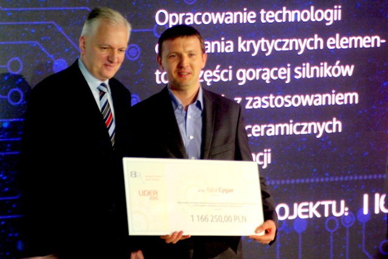 Dr inż. Rafał Cygan podczas gali LIDER VI, w czasie której odebrał od ministra nauki i szkolnictwa wyższego Jarosława Gowina czeka za najwyżej oceniony w programie NCBR projekt badawczy