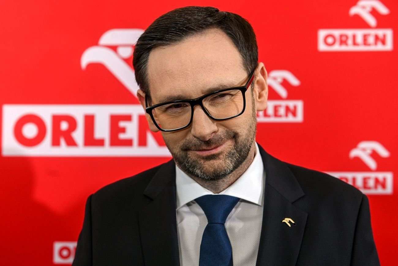 Obajtek ogłosił obniżkę cen paliw na majówkę. Obiecał też hot doga lub kawę za darmo przy zatankowaniu min. 30 litrów.