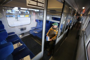 Jeśli nie kupisz biletu w kasie dworcowej lub online, tylko w pociągu, konduktor może policzyć ci dodatkowo 130 zł mandatu.