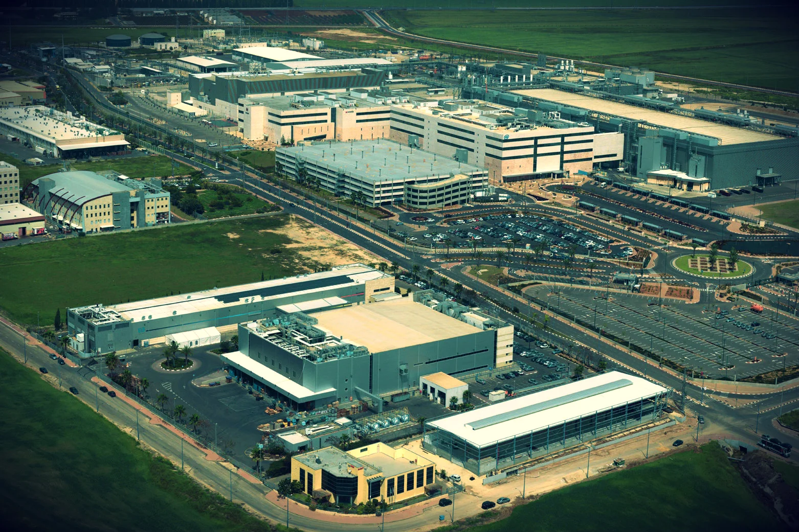 Izraelska Dolina Krzemowa zwana Silicon Wadi to nie tylko startupy. Wiele światowych gigantów ulokowało tu swoje centra B+R i zakłady produkcyjne (na zdjęciu zakłady należące do firm HP i Intel).