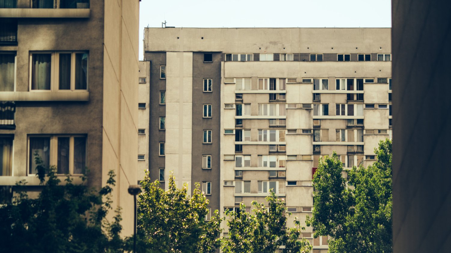 Bloki mieszkaniowe w pogodny dzień.