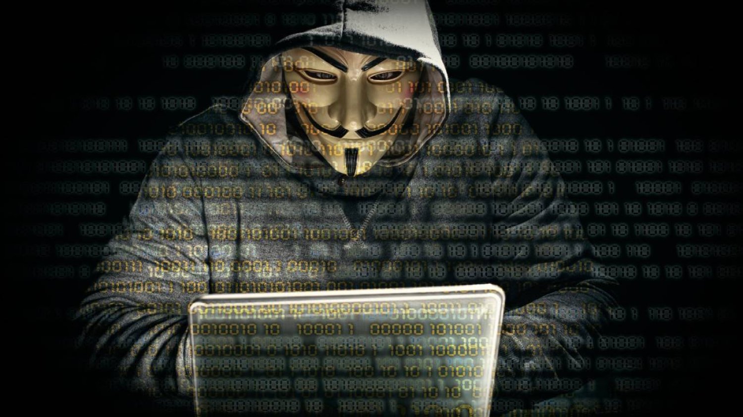 Anonymous. Haker przed komputerem.