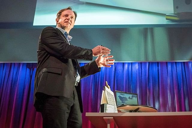 Prof. Harald Haas, czołowy badacz zagadnień Li-Fi, założyciel firmy, która jest liderem tego rynku