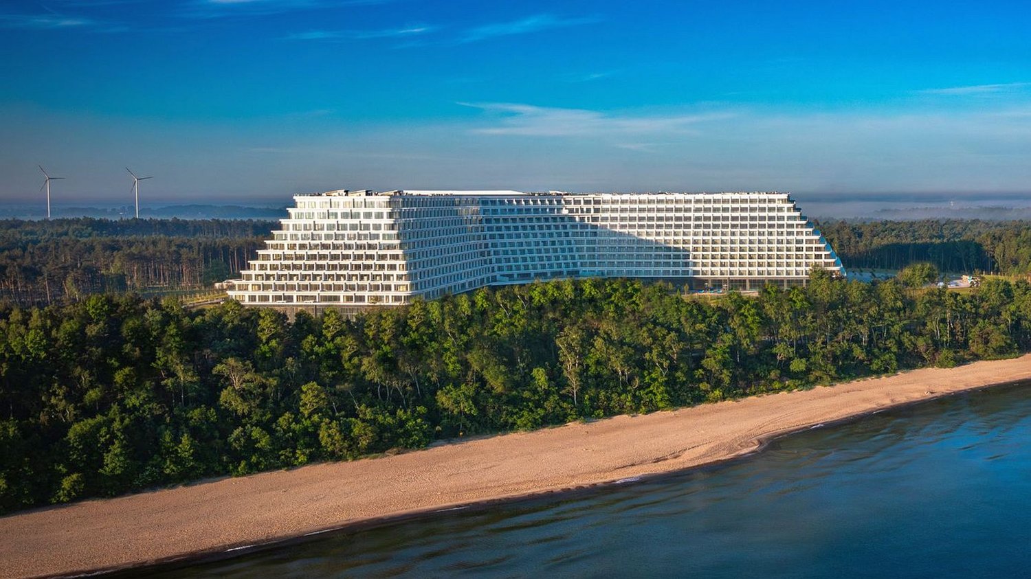 "Za to miałbym Egipt all-inclusive". Wojna polsko-polska wokół cennika w Pobierowie hotel Gołębiewski w Pobierowie