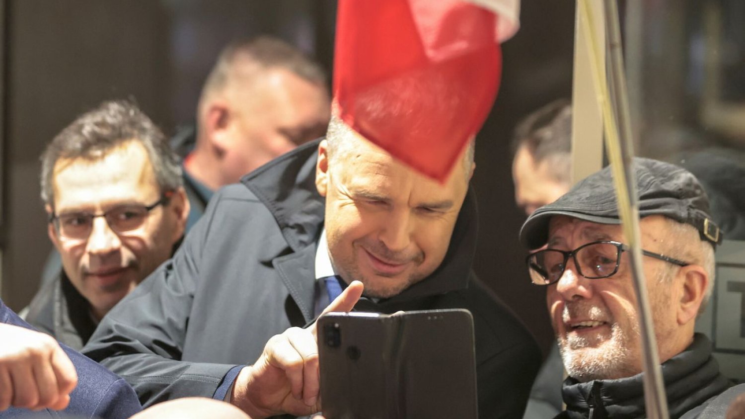 Pod siedzibą TVP na przemian odbywają się pikiety zwolenników i przeciwników tej stacji