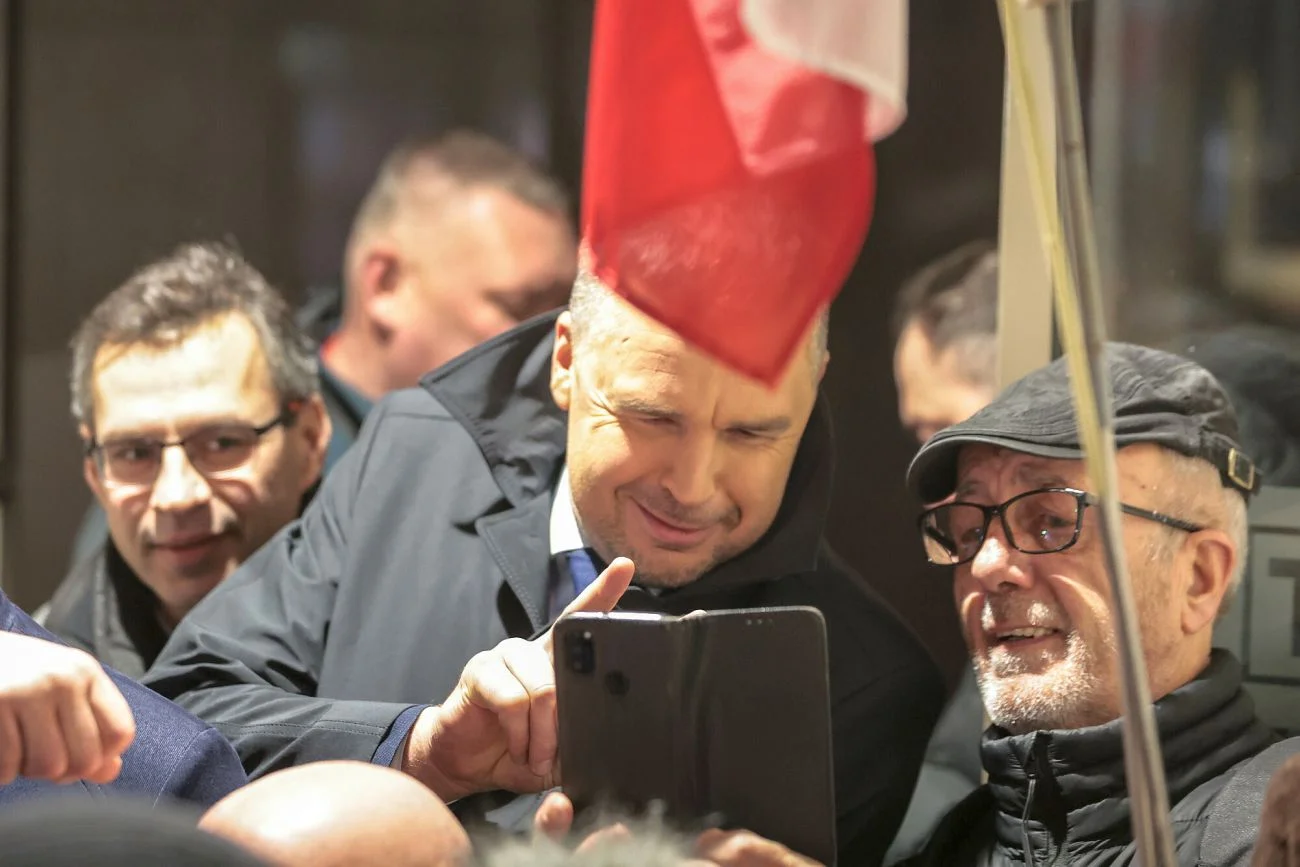 Pod siedzibą TVP na przemian odbywają się pikiety zwolenników i przeciwników tej stacji