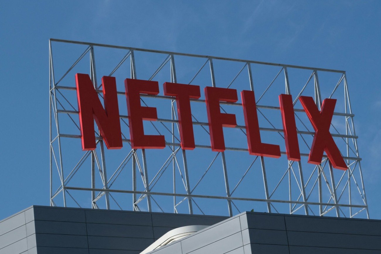 logo Netfllixa na budynku