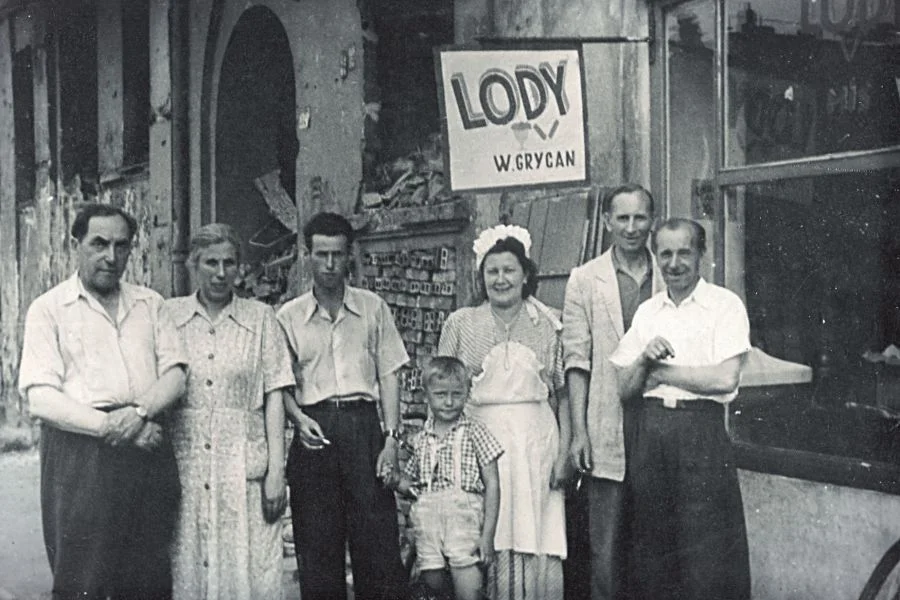 Rodzina Grycanów w powojennym Wrocławiu, w środku Zbigniew Grycan.