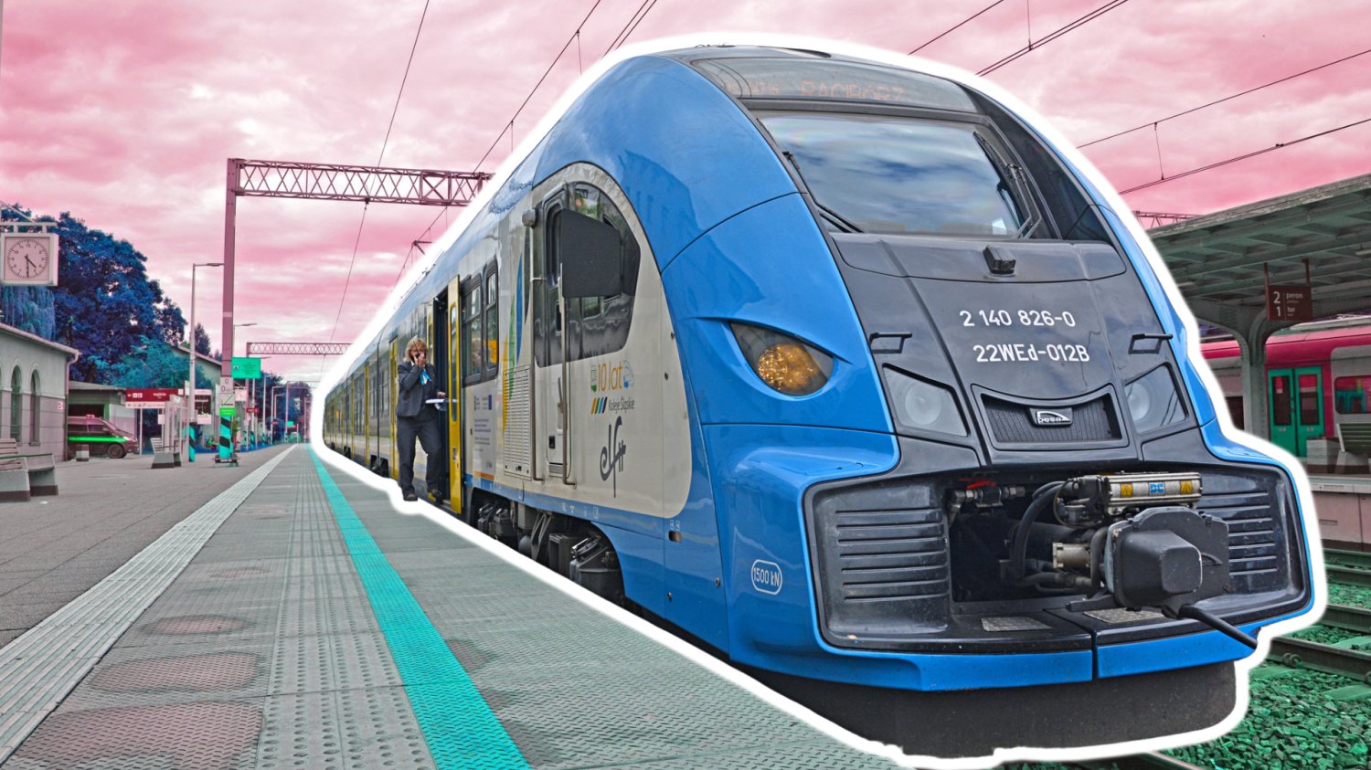 Pociąg PESA Elf. Peron i nałożone filtry.