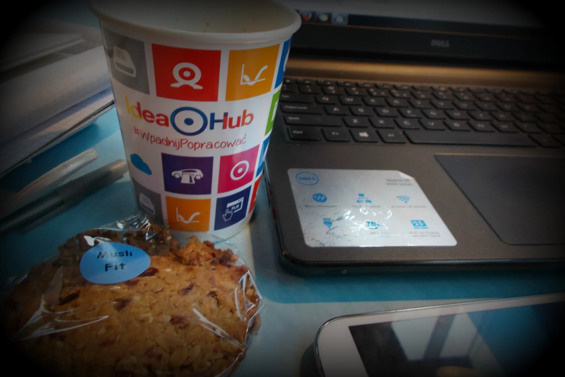 W Idea Hub można skorzystać nie tylko z darmowego biurka dla gości przygotowana jest też darmowa kawa i zbożowe ciasteczka