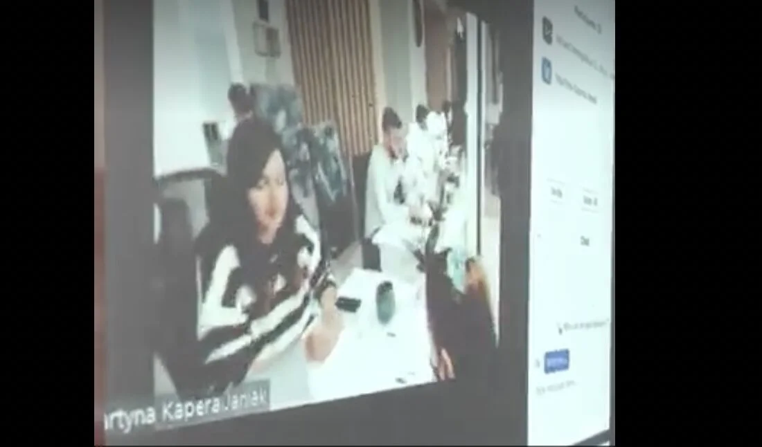 Zdjęcie z rozmowy wideo pomiędzy biurem w Dubaju, a przedstawicielką korporacji w Polsce