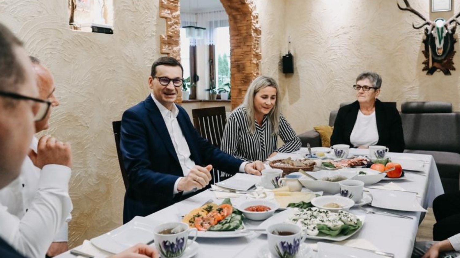 Premier Mateusz Morawiecki przy stole z rodziną rolników