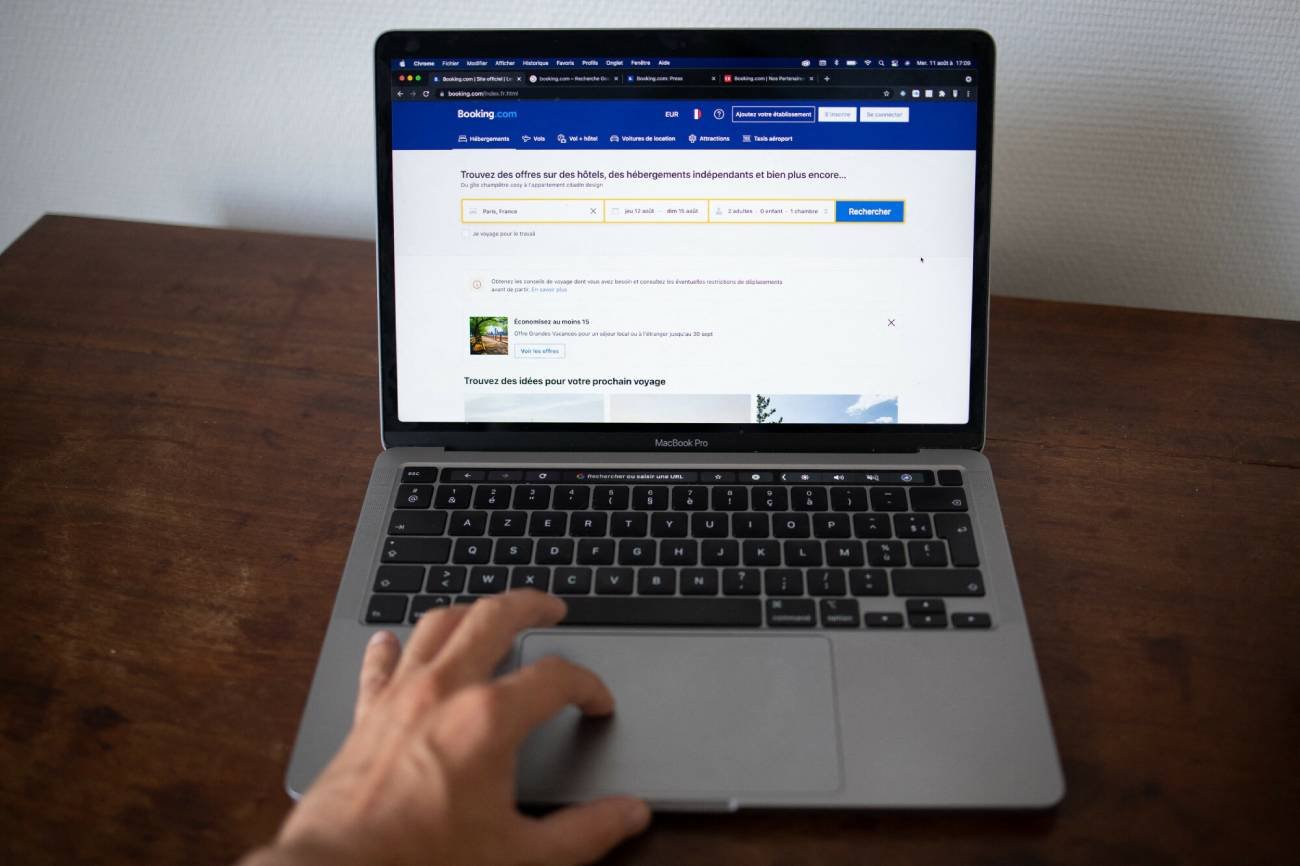 Strona Booking.com na laptopie.