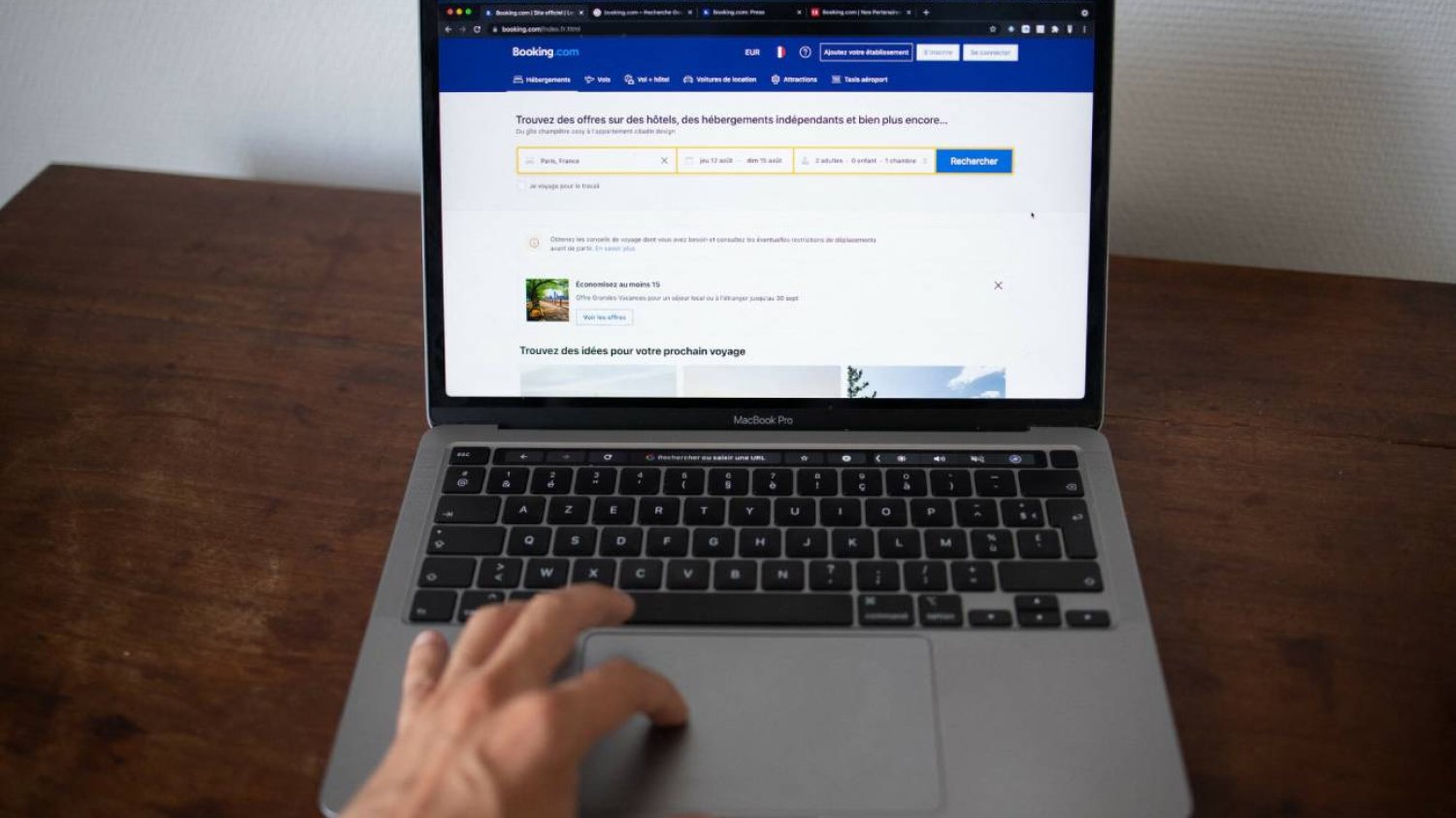 Strona Booking.com na laptopie.