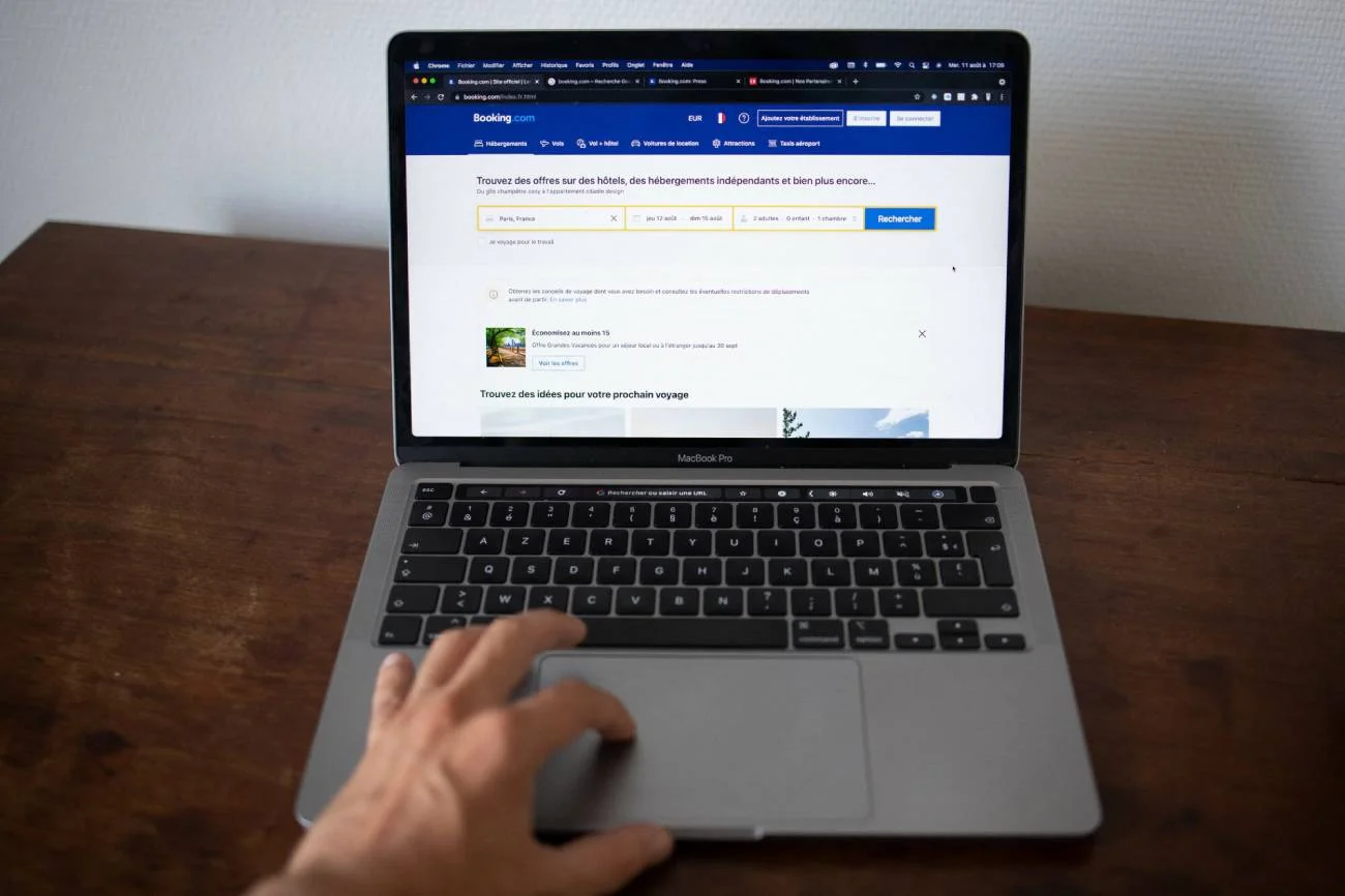 Strona Booking.com na laptopie.