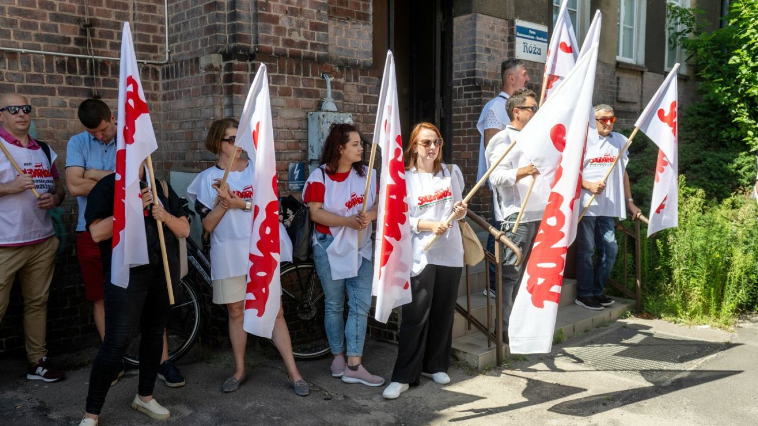 Związki zawodowe znowu protestują przeciw zwolnieniom w PKP Cargo.