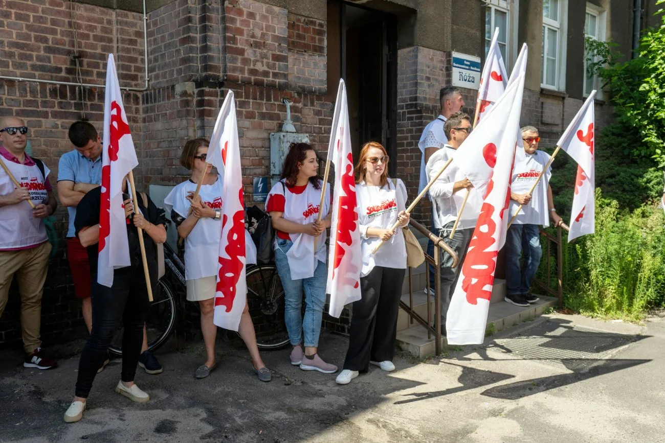 Związki zawodowe znowu protestują przeciw zwolnieniom w PKP Cargo.